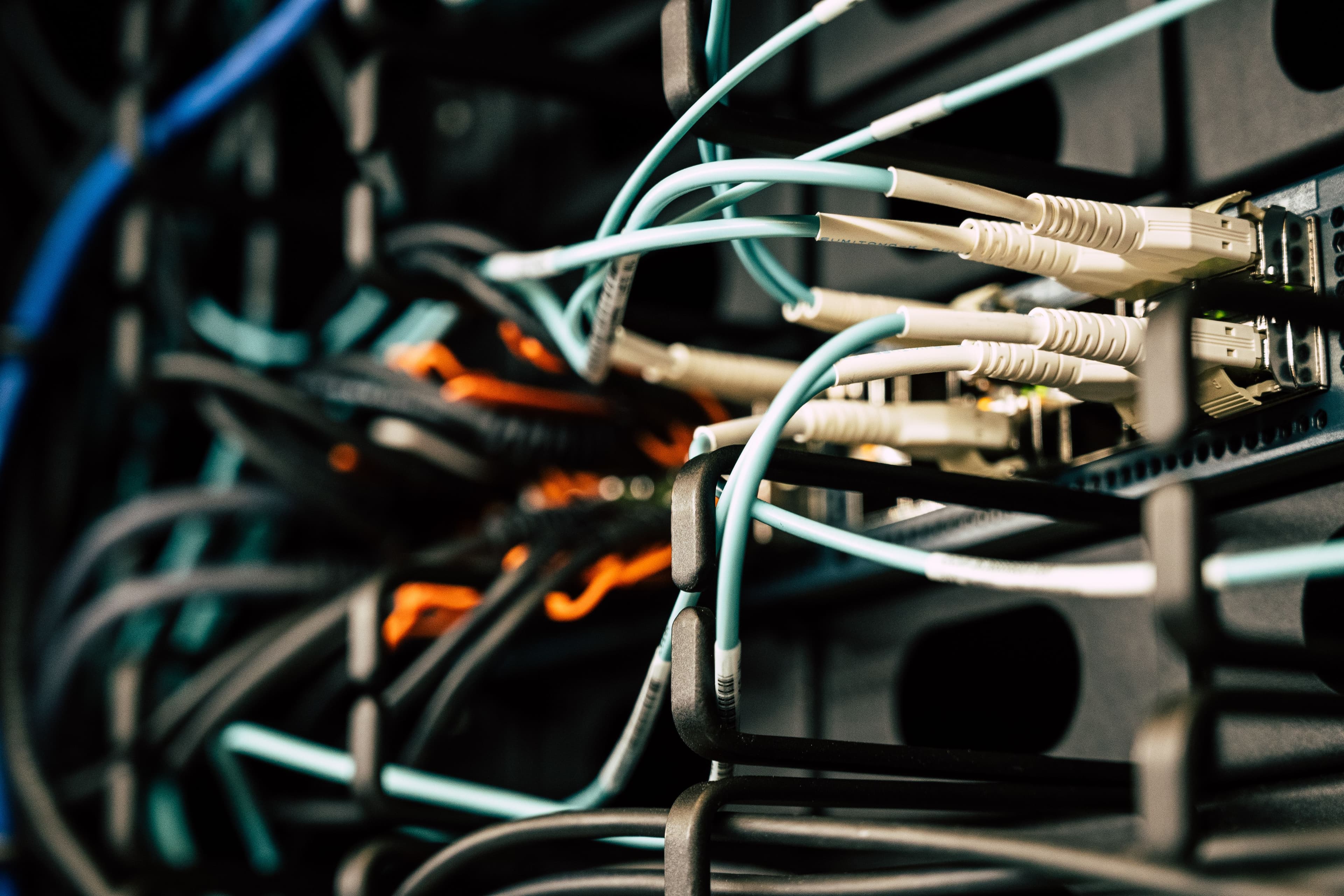 Raccordement reseau avec cables ethernet sur un equipement technique.