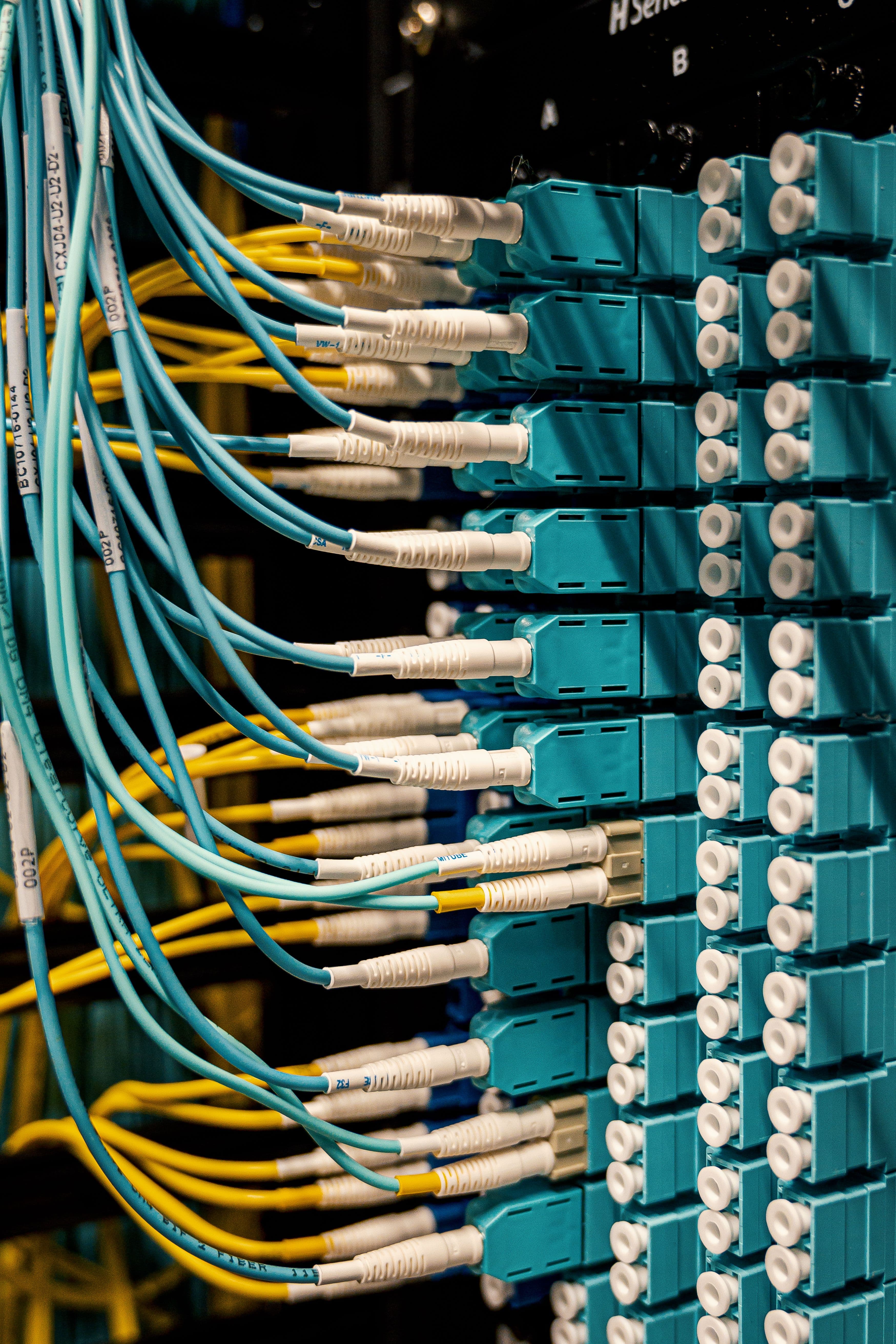 Technicien devant une installation reseau et baie informatique