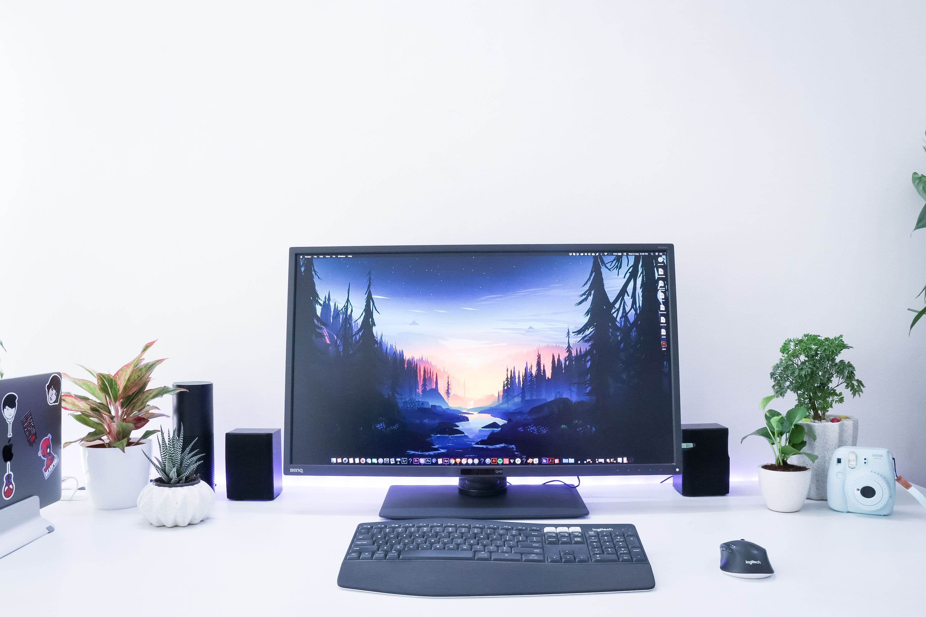 Poste de bureau moderne dans un environnement de travail professionnel.