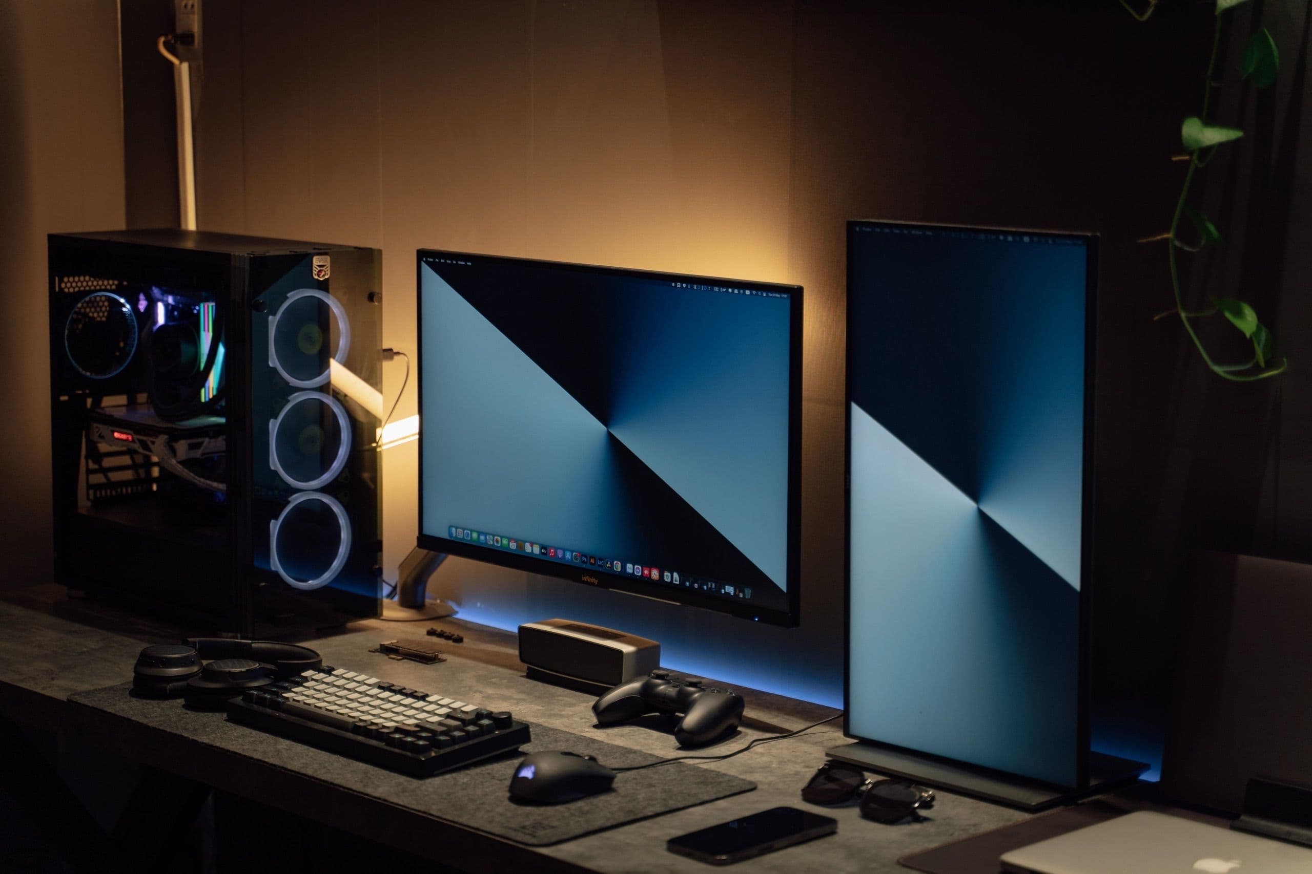 Poste informatique recent configure sur un bureau avec ecran et peripheriques.